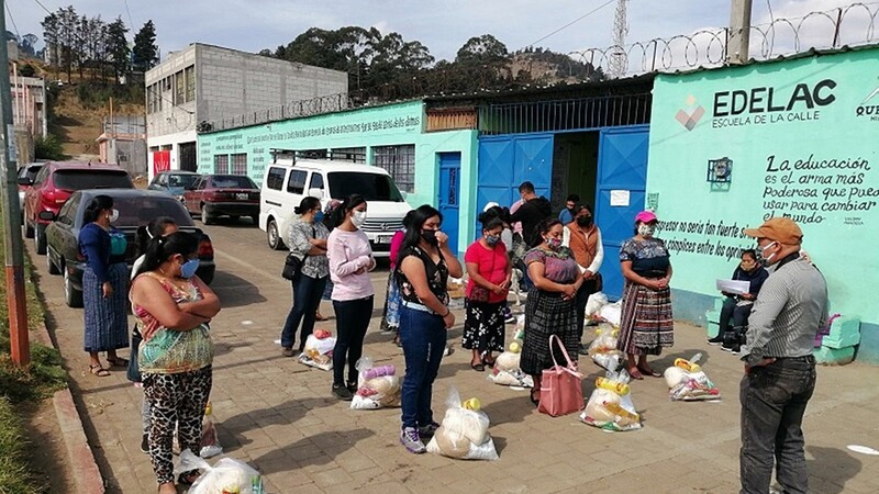Corona-Nothilfepakete werden im Armenviertel Las Rosas, Quetzaltenango verteilt.