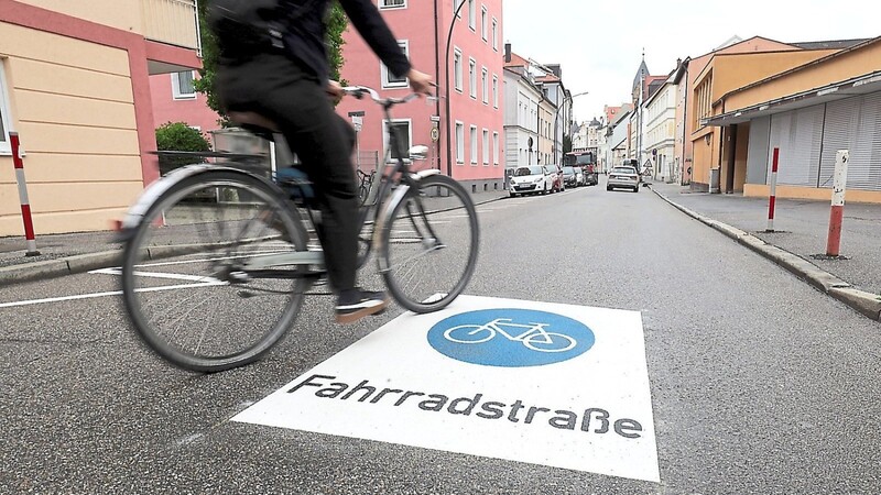 Das weiße Fahrrad im blauen Kreis macht es für jeden deutlich: Die Nikola-/Papiererstraße und die Schützenstraße werden zu Fahrradstraßen.
