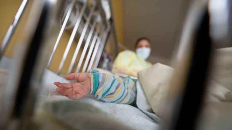 Kinderkliniken können derzeit die Flut an jungen Patienten mit schweren Atemwegserkrankungen kaum noch stemmen.