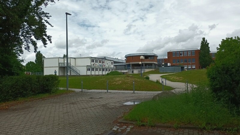 Die alte Container-Anlage (l.) am Johannes-Turmair-Gymnasium besteht bereits seit 2009, vor zwei Jahren kamen weitere Unterrichtscontainer auf der anderen Seite des Gebäudes dazu.