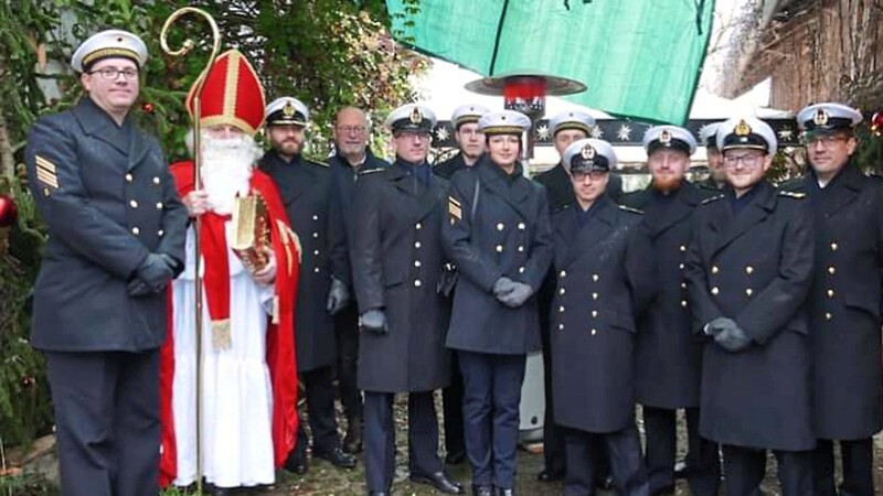 Die Seeleute des Deggendorfer Patenschiffes Tender Donau bei ihrem Besuch des Sickinger Weihnachtsmarkts.