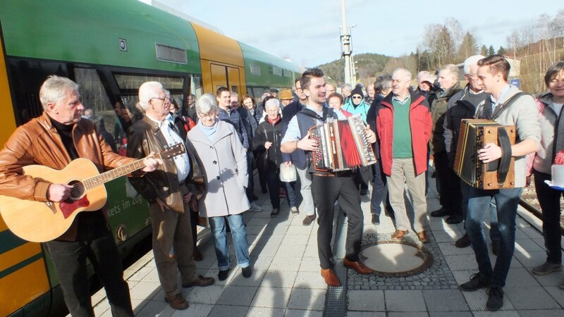 Nicht nur die Mitfahrer der beiden Züge aus Viechtach und Zwiesel trafen am Bahnsteig Gotteszell zusammen, sondern auch die Musiker (v.li.) Siegi Niedermayer, Andreas Hastreiter und Anderl Schmid spielten sofort auf.