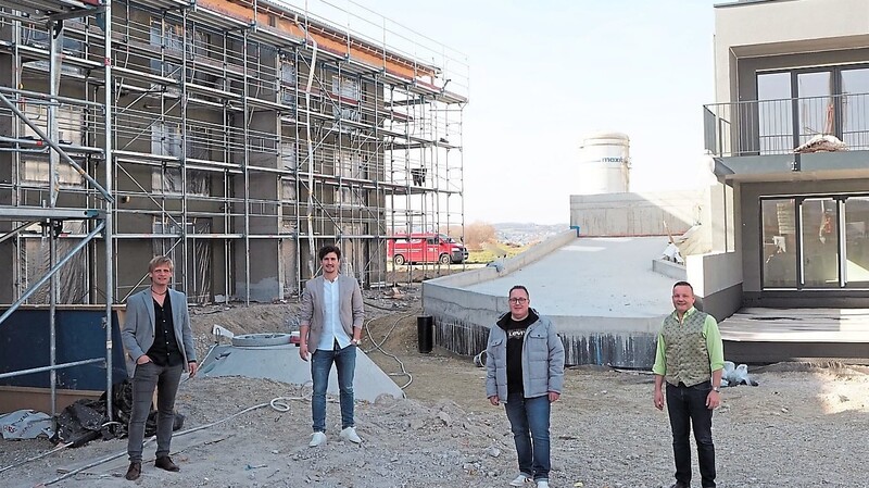 Andreas Hahn und Markus Tippelt zeigen Bürgermeister Gerald Rost und Bauamtsleiter Alexander Rößler die aktuellen Geschehnisse auf dem Bau.