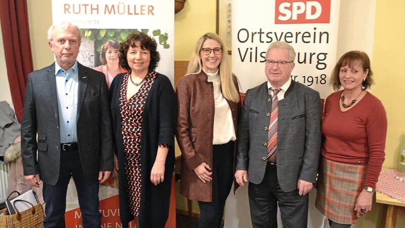 Ruth Müller (2. v. links) und die vier Spitzenkandidaten der Vilsbiburger SPD (von links): Manfred Billinger, Sibylle Entwistle, Hans Sarcher und Ortsvorsitzende Theresa Bergwinkl.