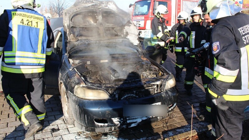 Wegen eines Wartungsfehlers ging am Samstag ein Auto auf dem Parkplatz vor dem "Hornbach"-Baumarkt im Straubinger Stadtteil Ittling in Flammen auf.