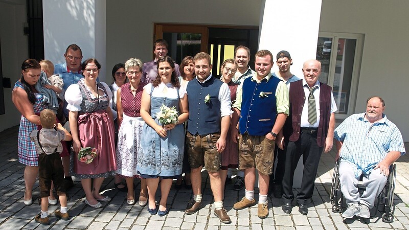 Bei strahlendem Sonnenschein ließen sich die Neuvermählten Rupert und Tatjana Pritzl von ihren Angehörigen feiern.