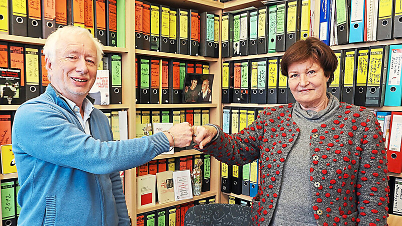 An seinem letzten Arbeitstag schaut die frühere Sozialministerin Christa Stewens (CSU) bei Claus Fussek im Büro vorbei, um persönlich Auf Wiedersehen zu sagen. Sie war regelmäßig bei Fusseks Pflegestammtischen. 2008 hat sie ihm das Bundesverdienstkreuz überreicht.