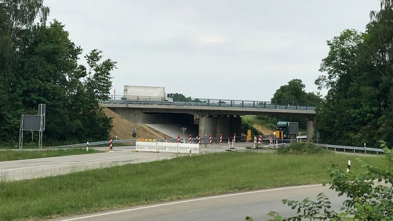 Nach der Erneuerung der B8-Brücke bei Straubing folgt die Asphaltierung.
