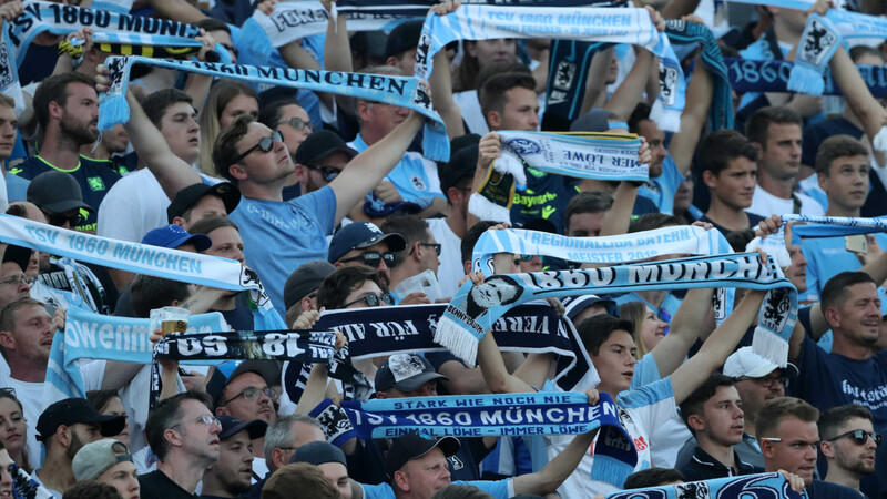 Zwei Mal heißt es noch: Löwen-Heimspiel! Die Fans des TSV 1860 im Grünwalder Stadion.