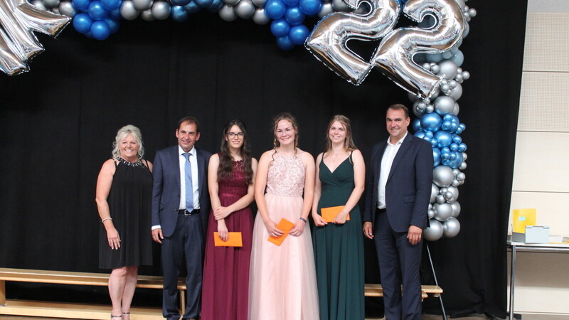 Als Jahrgangsbeste erhielten Nina Lentner, Laura Hatzl und Katja Kreuzer (v. l. n. r.) ein Geldpräsent. Schulleiter Johannes Pfann (2. v. l.) freut sich über die Leistungen des Abschlussjahrgangs.