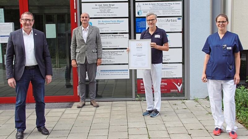 Klinikdirektor Martin Rederer, Dr. Karsten Knöbel, Dr. Christoph Gößl und Dr. Monika Brunner (von links) freuen sich über das Zertifikat.