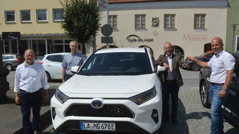 Joachim Schober vom gleichnamigen Autohaus, Bürgermeister Josef Reff, Geschäftsleiter Heribert Rötzer und Verkaufsleiter Wolfgang Wagenbauer bei der Übergabe des neuen Dienstwagens.