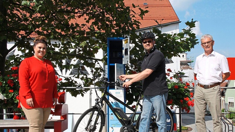 Bürgermeisterin Alexandra Riedl Pfarrer Holger Kruschina mit Fahrrad und Reinhard Schreiner, Leiter der Tourist-Info präsentierten die drei neuen Ladesäulen.