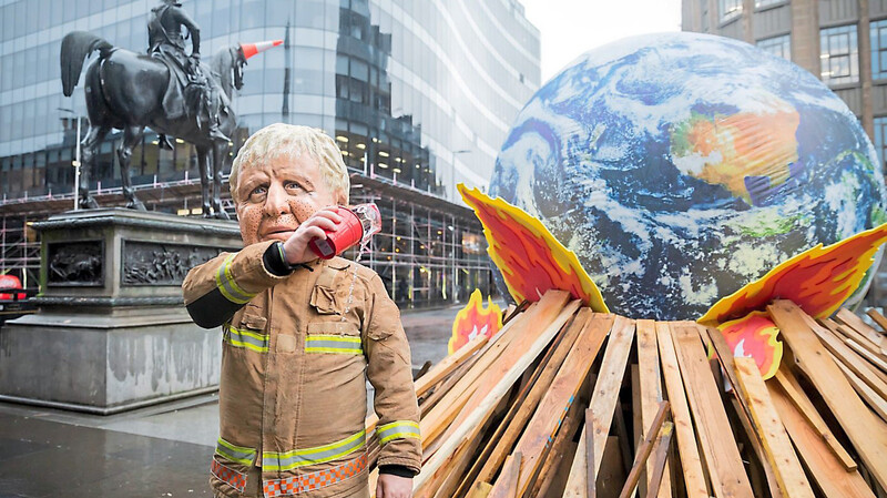 Ein als Großbritanniens Premierminister Boris Johnson verkleideter Aktivist bei einem Protest der Entwicklungsorganisation Oxfam.