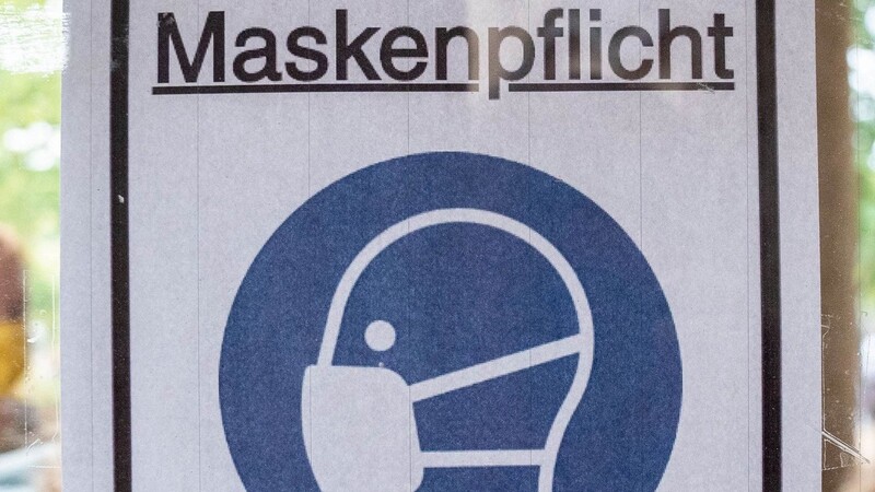 Der Berliner Senat hat eine Werbeaktion zum Einhalten der Maskenpflicht gestartet - die aber nach hinten losging.