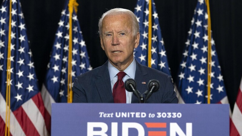 ARCHIV - 13.08.2020, USA, Wilmington: Joe Biden, demokratischer Präsidentschaftskandidat, spricht während einer Pressekonferenz im Hotel DuPont. Die US-Demokraten haben Biden als ihren Präsidentschaftskandidaten nominiert.