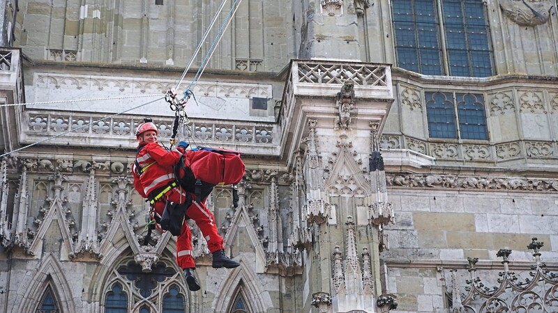 Höhenretter waren im Einsatz, holten bei der Übung eine Person aus dem Südturm des Regensburger Doms.