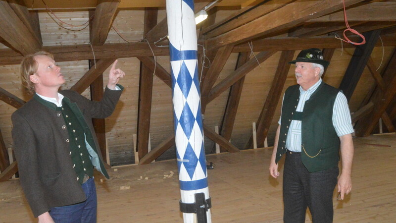 Zusammen mit seinem Geschäftsführer Andreas Oberprieler (rechts) zeigt der Landesvorsitzende Günter Frey die Umbautätigkeiten für das neue Trachtenmuseum.