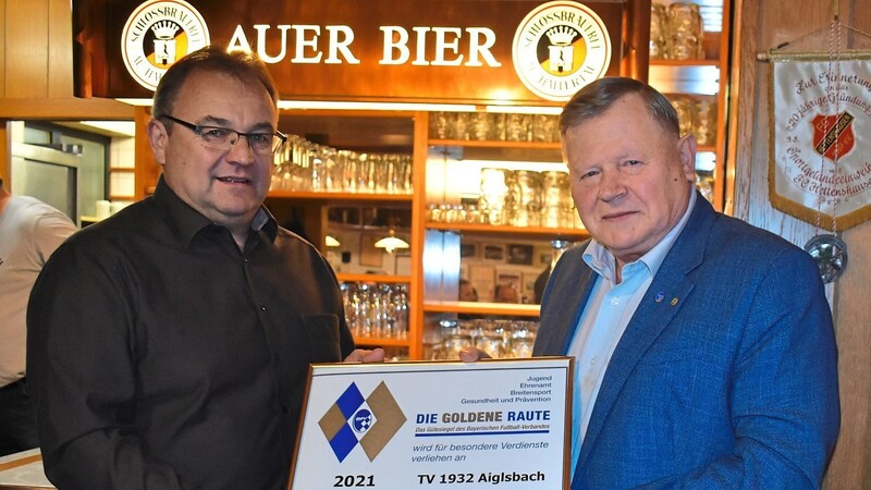 BFV-Kreisehrenamtsbeauftragter Erich Schneider (rechts) überreichte TVA-Vorsitzendem Georg Schmidt die Goldene Raute.