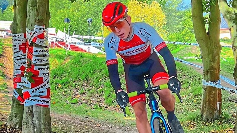 Nach dem Sieg bei der bayerischen Kriteriumsmeisterschaft in Schwabach gewann Niclas Look im niedersächsischen Bad Salzdetfurth sein erstes Cyclocross-Bundesligarennen in der Altersklasse U 17.