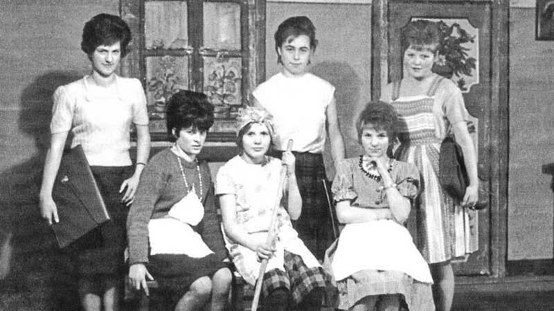 Im Jahr 1963 inszenierte Pfarrer Alois Brey ein Theaterstück im Gasthaus Held, bei dem die Damen ihr schauspielerisches Talent bewiesen.