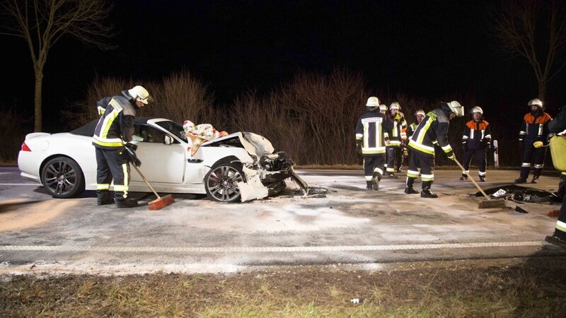 Bei einem Unfall am Montagabend auf der B11 zwischen Moosburg und Landshut sind zwei Personen schwer verletzt worden.