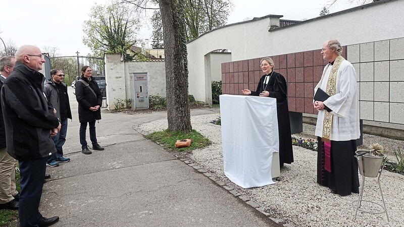 Dekanin Nina Lubomierski und Stiftspropst Franz Joseph Baur weihten die neue Urnengräberwand auf dem Hauptfriedhof ein.
