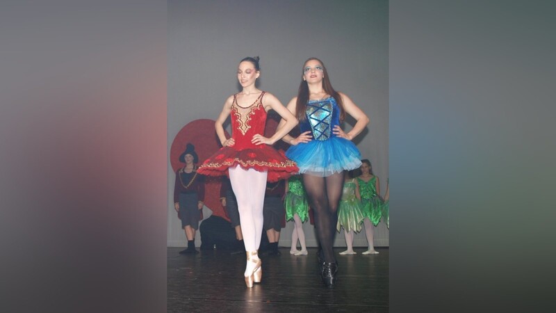 Ballett und Irish Dance auf der Bühne kombiniert: Spitzenschuhe (Julia Fritzsche, links) und Hardshoes (Enola Bruckmeier).