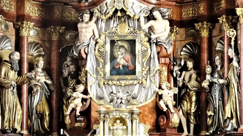 Der Altar der Wallfahrtskirche mit dem Madonnenbild und den sechs Heiligen zu beiden Seiten.