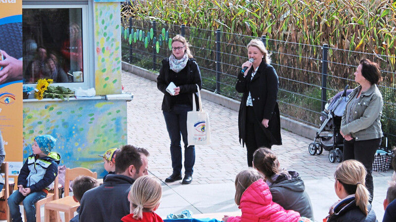 Im "Igelbau" fand eine kleine Feierlichkeit statt, weil der Kindergarten nun den Titel "Eine-Welt-Kita" trägt. Carmen Rehm (links) vom "Eine Welt Netzwerk Bayern" übergab an Geschäftsführerin Sabine Bachner (Mitte) das entsprechende Zertifikat.