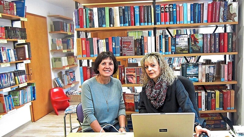 Die Büchereimitarbeiterinnen Annemarie Dachs und Viola Kiefl freuen sich auf das Arbeiten in der frisch renovierten, hell und freundlich gestalteten Bücherei.