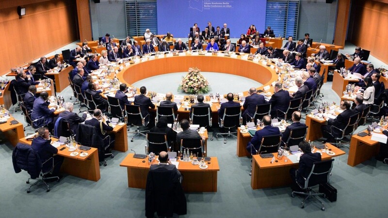 Vertreter von 16 Staaten und Organsationen verhandeln in Berlin über die Zukunft Libyens.