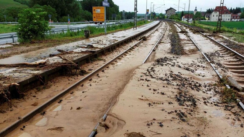 Die Gleise der Bahnlinie zwischen Würzburg uns Ansbach sind auch am Dienstag bei Gottmannsdorf (Bayern) noch mit Geröll und Schlamm verschüttet. Unwetter hatten in der Nacht zum Montag in ganz Bayern Schäden verursacht.