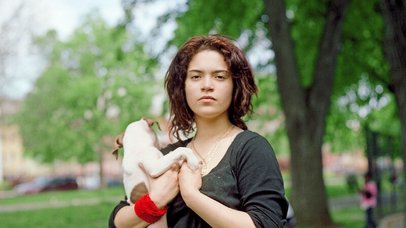 Die Fotografin fängt die Menschen in persönlichen Situationen ein, wie dieses Mädchen in Brooklyn