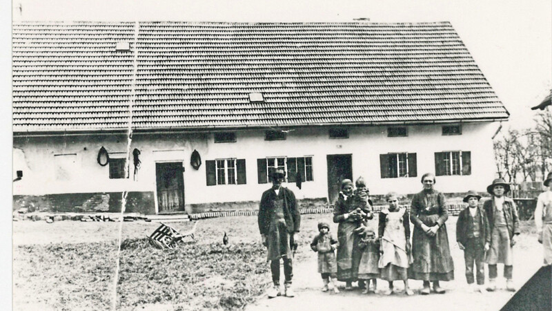 Michael Raith (links) mit seiner Familie um das Jahr 1910 vor seinem Anwesen in Haslach.