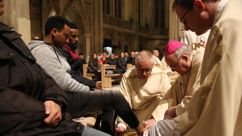 Bischof Voderholzer dankte allen, die sich um Menschen kümmern, die aus ihrer Heimat fliehen mussten.