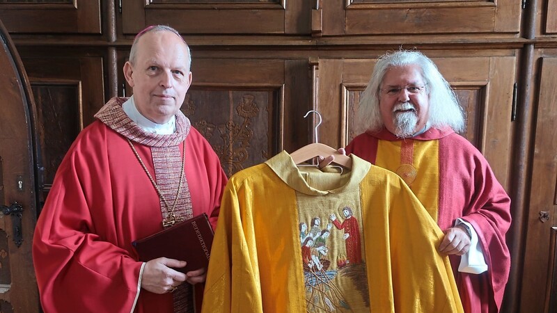 Weihbischof Reinhard Pappenberger und Pfarrer Peter König mit seinem neuen Messgewand.