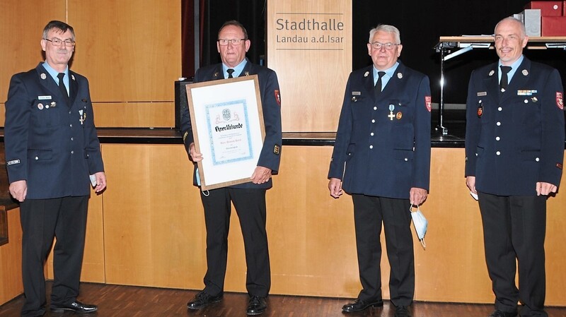 Der Vorstandsvorsitzende der FF Landau Christian Wieser (links) sein Stellvertreter Kurt Eckl sowie Kommandant Robert Brandhofer ernannten Dionys Härtl zum Ehrenmitglied der FF Landau.