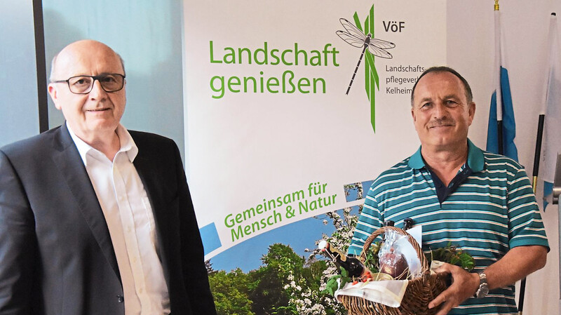 Mit einem Geschenkkorb voller regionaler Produkte verabschiedete VöF-Vorsitzender Landrat Martin Neumeyer (links) den Vertreter der Kommunen im VöF-Vorstand, Bürgermeister a. D. Josef Häckl aus Ihrlerstein. Sein Nachfolger wird der Langquaider Rathauschef Herbert Blascheck.