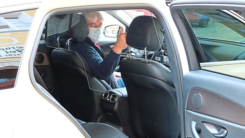 Taxiunternehmer Peter Lühr und seine Fahrgäste sind durch eine Trennscheibe aus bruchsicherem Polycarbonat besser geschützt.