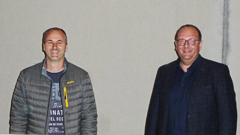 Bürgermeister Herbert Lichtinger (rechts) gratulierte Harald Pärr zu dessen Wahl zum Ortssprecher von Pönning.