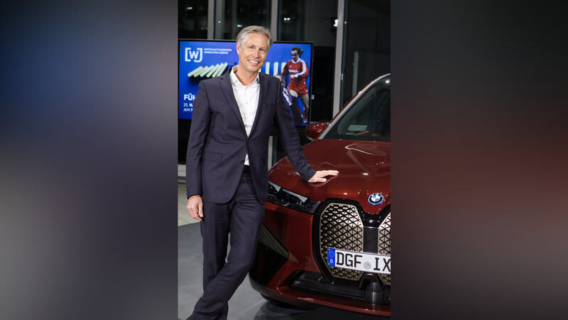 "Ein wunderschönes Auto": BMW Werkleiter Christoph Schröder freut sich auf den Verkaufsstart vom vollelektrischen BMW iX im Sommer.