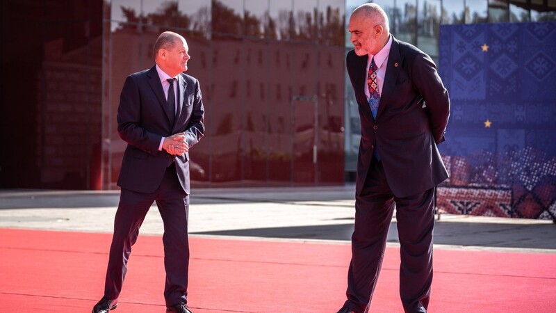 Olaf Scholz (l.) wird von Edi Rama, dem albanischen Premierminister beim Gipfel begrüßt.