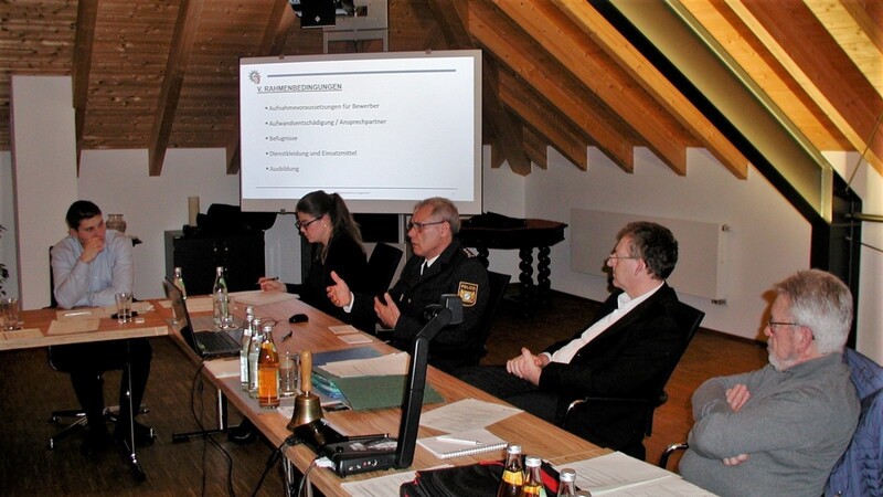 Polizeihauptkommissar Werner Feilmeier (3. v. r.) informierte in der Sitzung des Marktrates über Aufgaben und Befugnisse einer möglichen Sicherheitswacht in Hengersberg.