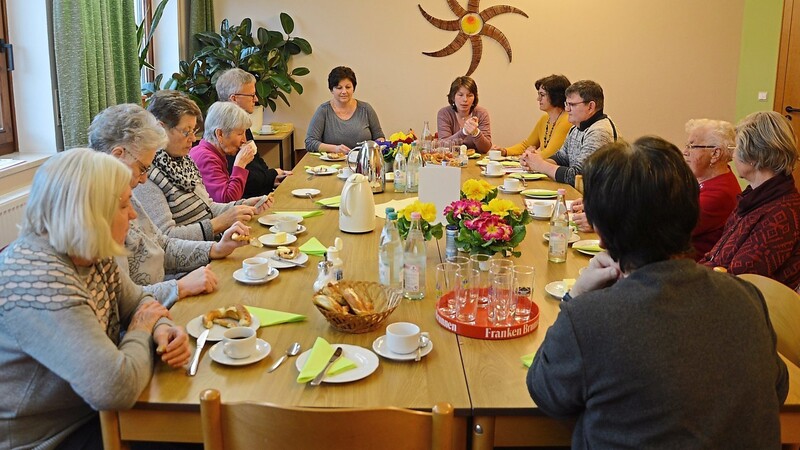 Die Caritas-Sammler mit Vorsitzender Diana Königer, Vorstandsmitgliedern und Pfarrer Adi Ortmeier.