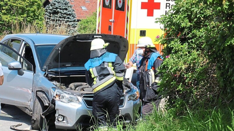 Die Feuerwehr Schlatzendorf beim weiteren Unfallauto.