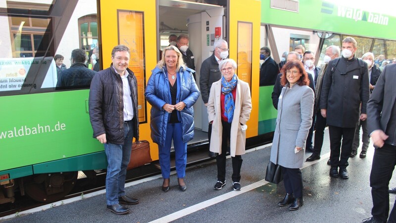 Angekommen am Viechtacher Bahnsteig: Verkehrsministerin Kerstin Schreyer (2.v.li.), MdL Max Gibis, Landrätin Rita Röhrl und BEG-Geschäftsführerin Bärbel Fuchs.