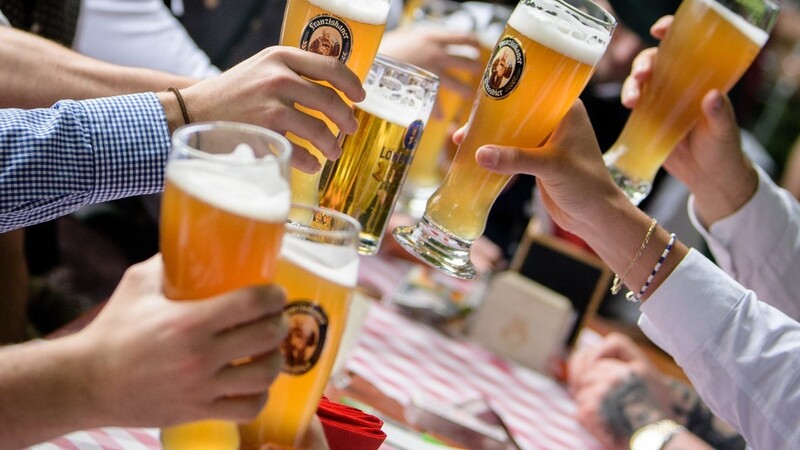 Ab sofort dürfen Biergärten in Bayern bis 22 Uhr öffnen.