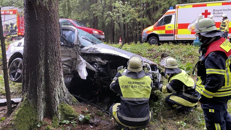 Ein 21-jähriger Autofahrer prallte, nachdem er die Herrschaft über sein Fahrzeug verlor, mit seinem BMW gegen einen Baum.