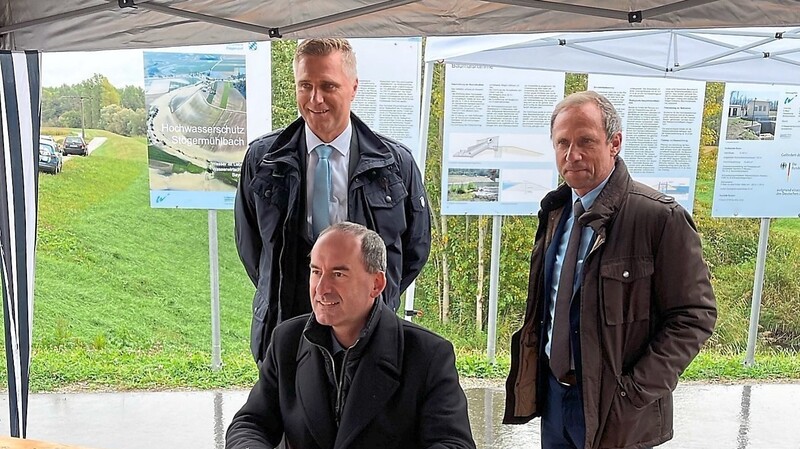Bürgermeister Alexander Zacher (hinten l.) mit Umweltminister Thorsten Glauber (r.) und dem stellvertretenden Ministerpräsidenten, Hubert Aiwanger, der sich ins Gästebuch der Gemeinde einträgt.